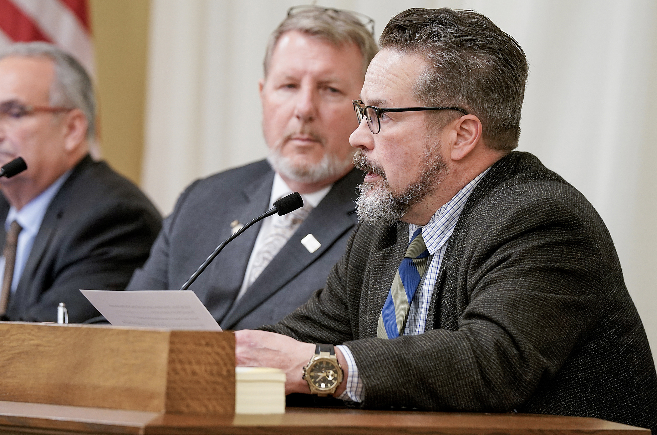 Dave Titus, executive director of the Minnesota Police and Peace Officers Association, testifies before the House public safety committee March 4 in support of HF962, sponsored by Rep. Paul Novotny. (Photo by Michele Jokinen)